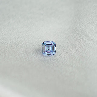 Loose blue Sapphire at the Atelier Fine Co. studio.