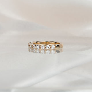 Side view of a lab diamond scallop shared claw band, stones tapering to a plain polished back.